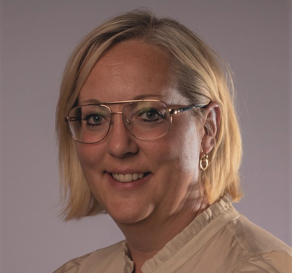 Marie Hogmalm. Porträtt på kvinna med blond page och glasögon